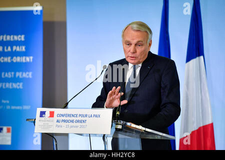 Parigi. 15 gennaio, 2017. Il Ministro degli esteri francese Jean-Marc Ayrault risolve una conferenza stampa al termine della conferenza di pace sul Medio Oriente in Parigi capitale della Francia a gennaio 15, 2017. Francia domenica ha tenuto un incontro internazionale a cercare modi per ravvivare il filamento Medio Oriente i negoziati di pace e a spingere per la realizzazione di una soluzione di due stati per ripristinare la sicurezza nella regione dopo decenni di conflitto. Credito: Chen Yichen/Xinhua/Alamy Live News Foto Stock