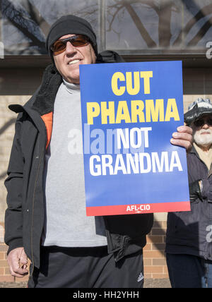 Philadelphia, Pennsylvania, USA. 15 gennaio, 2017. Health Care protestor al 'Giù le mani dalla nostra assistenza sanitaria " rally presso la Temple University Hospital di Philadelphia PA Credito: Ricky Fitchett/ZUMA filo/Alamy Live News Foto Stock