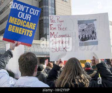 Philadelphia, Pennsylvania, USA. 15 gennaio, 2017. Health Care i manifestanti a 'Giù le mani dalla nostra assistenza sanitaria " rally presso la Temple University Hospital di Philadelphia PA Credito: Ricky Fitchett/ZUMA filo/Alamy Live News Foto Stock