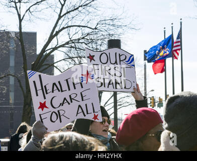 Philadelphia, Pennsylvania, USA. 15 gennaio, 2017. Health Care i manifestanti a 'Giù le mani dalla nostra assistenza sanitaria " rally presso la Temple University Hospital di Philadelphia PA Credito: Ricky Fitchett/ZUMA filo/Alamy Live News Foto Stock