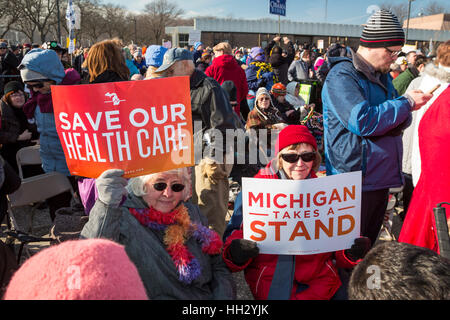 Detroit, STATI UNITI D'AMERICA. Il 15 gennaio, 2017. Migliaia di Detroit-area residenti unita una 'Salva Health Care Rally", parte di una Giornata nazionale di azione repubblicana contrapposte tentativo di smantellare Obamacare. Diversi membri del Congresso, tra cui il senatore Bernie Sanders, indirizzata al rally. ©: Jim West/Alamy Live News Foto Stock