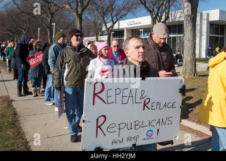 Detroit, STATI UNITI D'AMERICA. Il 15 gennaio, 2017. Migliaia di Detroit-area residenti unita una 'Salva Health Care Rally", parte di una Giornata nazionale di azione repubblicana contrapposte tentativo di smantellare Obamacare. Diversi membri del Congresso, tra cui il senatore Bernie Sanders, indirizzata al rally. ©: Jim West/Alamy Live News Foto Stock