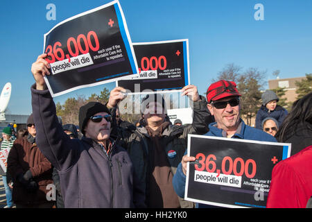 Detroit, STATI UNITI D'AMERICA. Il 15 gennaio, 2017. Migliaia di Detroit-area residenti unita una 'Salva Health Care Rally", parte di una Giornata nazionale di azione repubblicana contrapposte tentativo di smantellare Obamacare. Diversi membri del Congresso, tra cui il senatore Bernie Sanders, indirizzata al rally. ©: Jim West/Alamy Live News Foto Stock