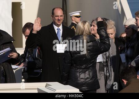 Washington D.C, STATI UNITI D'AMERICA. Il 15 gennaio, 2017. La stand-in per il Vice Presidente eletto Mike Pence è prestato giuramento nel corso del Dipartimento della Difesa Prove abito per la 58th presidenziale cerimonia di inaugurazione a Washington D.C. Donald Trump sarà giurato-in come il quarantacinquesimo Presidente degli Stati Uniti a gennaio 20th. Credito: Planetpix/Alamy Live News Foto Stock