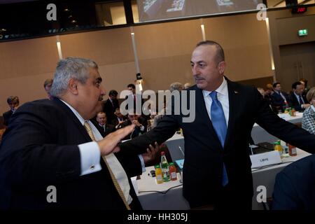 Parigi, Francia. 15 gennaio, 2017. Le figure politiche frequentare il Medio Oriente la conferenza di pace di Parigi, Francia. Vertice internazionale. 7O paesi hanno partecipato al vertice. Il Ministro degli esteri turco Mevlut Cavusoglu Credito: Ania Freindorf/Alamy Live News Foto Stock