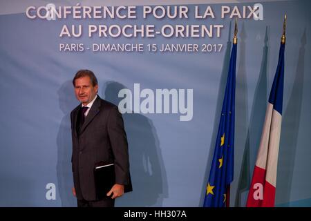 Parigi, Francia. 15 gennaio, 2017. Le figure politiche frequentare il Medio Oriente la conferenza di pace di Parigi, Francia. Vertice internazionale. 7O paesi hanno partecipato al vertice. Johannes Hahn, uomo politico austriaco, il Commissario per la politica europea di vicinato e i negoziati di ampliamento Credito: Ania Freindorf/Alamy Live News Foto Stock