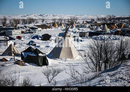 Il Dakota del Nord, Stati Uniti d'America. 15 gennaio, 2017. Una vista del Oceti Oyate Camp nella palla di cannone, North Dakota. Gli attivisti ambientali sono state campeggio al sito situato sull Esercito di ingegneri land per mesi la protesta della costruzione del Dakota Pipeline di accesso, ma sul piano spostando il sito ulteriormente indietro nelle settimane a venire a piedi Rock indiano prenotazione terra a causa di inondazioni preoccupazioni. Credito: Joel Angelo Juarez/ZUMA filo/Alamy Live News Foto Stock