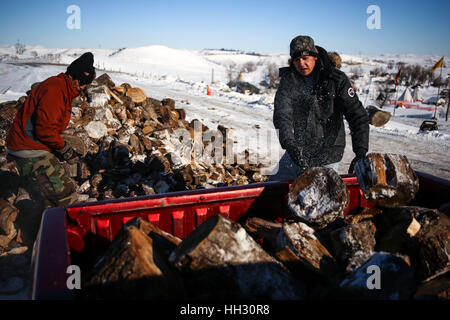 Il Dakota del Nord, Stati Uniti d'America. 15 gennaio, 2017. Gli attivisti ambientali taglio del carico di legna da ardere nel letto di un camion al Oceti Oyate Camp nella palla di cannone, North Dakota. Gli attivisti ambientali sono state campeggio al sito situato sull Esercito di ingegneri land per mesi la protesta della costruzione del Dakota Pipeline di accesso, ma sul piano spostando il sito ulteriormente indietro nelle settimane a venire a piedi Rock indiano prenotazione terra a causa di inondazioni preoccupazioni. Credito: Joel Angelo Juarez/ZUMA filo/Alamy Live News Foto Stock