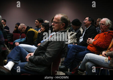 Bismarck, STATI UNITI D'AMERICA. 15 gennaio, 2017. Ai partecipanti di ascoltare relatori durante una Standing Rock Water Protector pannello di pubblica discussione al Bismarck Veterans Memorial Library in Bismarck North Dakota. Credito: Joel Angelo Juarez/ZUMA filo/Alamy Live News Foto Stock