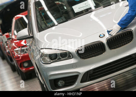 Regensburg, Germania. 13 Mar, 2015. Un membro del personale lavora agli ultimi ritocchi di una BMW Gran Tourer modello di auto presso lo stabilimento di montaggio di un produttore di automobili BMW a Regensburg, Germania, 13 marzo 2015. Foto: Armin Weigel/dpa | in tutto il mondo di utilizzo/dpa/Alamy Live News Foto Stock