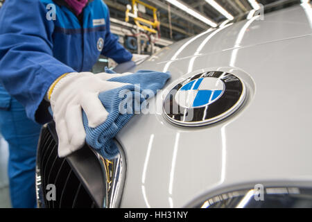 Regensburg, Germania. 13 Mar, 2015. Un membro del personale lavora agli ultimi ritocchi di una BMW Gran Tourer modello di auto presso lo stabilimento di montaggio di un produttore di automobili BMW a Regensburg, Germania, 13 marzo 2015. Foto: Armin Weigel/dpa | in tutto il mondo di utilizzo/dpa/Alamy Live News Foto Stock