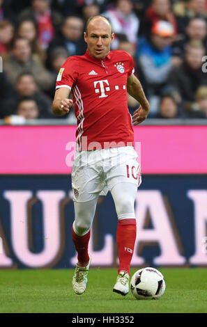 FILE - un file immagine datata 10 dicembre 2016 mostra del Bayern Monaco Arjen Robben in azione durante la Bundesliga tedesca partita di calcio tra il Bayern Monaco e VfL Wolfsburg nello stadio Allianz Arena di Monaco di Baviera, Germania. Foto: Sven Hoppe/dpa Foto Stock