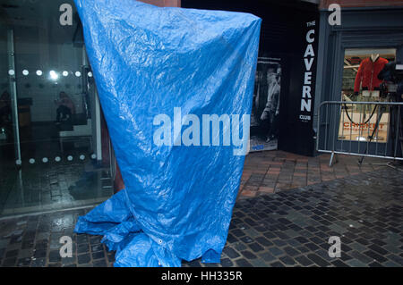 Liverpool, Regno Unito. 16 gennaio 2017. Una coperta, bronzo, scultura di Liverpool nato il cantante e star televisiva, Cilla nero, prima della sua inaugurazione al di fuori del Cavern Club in Matthew Street, Liverpool. In coincidenza con il sessantesimo compleanno del Cavern Club, la statua è stata commissionata dai suoi tre figli, Robert, Ben e Jack Willis, e creati da artisti Emma Rodgers e Andy Edwards, la statua è stato donato alla città di Liverpool. © Paul Warburton Foto Stock