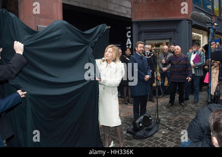 Liverpool, Regno Unito. 16 gennaio 2017. L'artista Emma Rodgers, assiste l inaugurazione di una scultura in bronzo che ha creato di Liverpool nato il cantante e star televisiva, Cilla nero, al di fuori del Cavern Club in Matthew Street, Liverpool. In coincidenza con il sessantesimo compleanno del Cavern Club, la statua è stata commissionata dai suoi tre figli, Robert, Ben e Jack Willis, e creati da artisti Emma Rodgers e Andy Edwards, la statua è stato donato alla città di Liverpool. © Paul Warburton Foto Stock