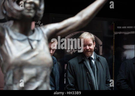 Liverpool, Regno Unito. 16 gennaio 2017. Jack e Ben Willis, figli del compianto star, Cilla nero, frequentare l inaugurazione di una scultura in bronzo del Liverpool nato il cantante e star televisiva al di fuori del Cavern Club in Matthew Street, Liverpool. In coincidenza con il sessantesimo compleanno del Cavern Club, la statua è stata commissionata dai suoi tre figli, Robert, Ben e Jack Willis, e creati da artisti Emma Rodgers e Andy Edwards, la statua è stato donato alla città di Liverpool. © Paul Warburton Foto Stock