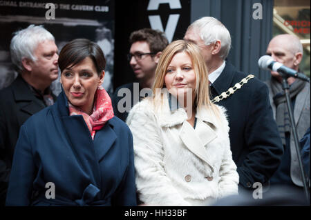 Liverpool, Regno Unito. 16 gennaio 2017. L'artista Emma Rodgers e Angela Samata, Merseyside Donna dell'anno 2015, partecipare all'inaugurazione di una scultura in bronzo che ha creato di Liverpool nato il cantante e star televisiva, Cilla nero, al di fuori del Cavern Club in Matthew Street, Liverpool. In coincidenza con il sessantesimo compleanno del Cavern Club, la statua è stata commissionata dai suoi tre figli, Robert, Ben e Jack Willis, e creati da artisti Emma Rodgers e Andy Edwards, la statua è stato donato alla città di Liverpool. © Paul Warburton Foto Stock