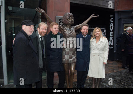 Liverpool, Regno Unito. 16 gennaio 2017. Jack, Ben e Robert Willis, figli del compianto star, Cilla nero, insieme con gli artisti, Emma Rodgers e Andy Edwards, partecipare all'inaugurazione di una scultura in bronzo del Liverpool nato il cantante e star televisiva al di fuori del Cavern Club in Matthew Street, Liverpool. In coincidenza con il sessantesimo compleanno del Cavern Club, la statua è stata commissionata dai suoi tre figli, Robert, Ben e Jack Willis, e creati da artisti Emma Rodgers e Andy Edwards, la statua è stato donato alla città di Liverpool. © Paul Warburton Foto Stock