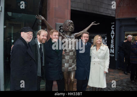 Liverpool, Regno Unito. 16 gennaio 2017. Jack, Ben e Robert Willis, figli del compianto star, Cilla nero, insieme con gli artisti, Emma Rodgers e Andy Edwards, partecipare all'inaugurazione di una scultura in bronzo del Liverpool nato il cantante e star televisiva al di fuori del Cavern Club in Matthew Street, Liverpool. In coincidenza con il sessantesimo compleanno del Cavern Club, la statua è stata commissionata dai suoi tre figli, Robert, Ben e Jack Willis, e creati da artisti Emma Rodgers e Andy Edwards, la statua è stato donato alla città di Liverpool. © Paul Warburton Foto Stock
