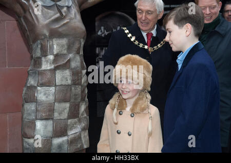 Liverpool, Regno Unito. 16 gennaio 2017. Cilla Black nipoti visualizza la scultura in bronzo del Liverpool nato il cantante e star televisiva, come è svelato al di fuori del Cavern Club in Matthew Street, Liverpool. In coincidenza con il sessantesimo compleanno del Cavern Club, la statua è stata commissionata dai suoi tre figli, Robert, Ben e Jack Willis, e creati da artisti Emma Rodgers e Andy Edwards, la statua è stato donato alla città di Liverpool. © Paul Warburton Foto Stock