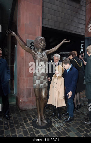 Liverpool, Regno Unito. 16 gennaio 2017. Cilla Black nipoti visualizza la scultura in bronzo del Liverpool nato il cantante e star televisiva, come è svelato al di fuori del Cavern Club in Matthew Street, Liverpool. In coincidenza con il sessantesimo compleanno del Cavern Club, la statua è stata commissionata dai suoi tre figli, Robert, Ben e Jack Willis, e creati da artisti Emma Rodgers e Andy Edwards, la statua è stato donato alla città di Liverpool. © Paul Warburton Foto Stock