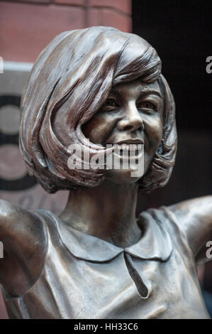 Liverpool, Regno Unito. 16 gennaio 2017. Una scultura in bronzo di Liverpool nato il cantante e star televisiva, Cilla nero, è svelato al di fuori del Cavern Club in Matthew Street, Liverpool. In coincidenza con il sessantesimo compleanno del Cavern Club, la statua è stata commissionata dai suoi tre figli, Robert, Ben e Jack Willis, e creati da artisti Emma Rodgers e Andy Edwards, la statua è stato donato alla città di Liverpool. © Paul Warburton Foto Stock