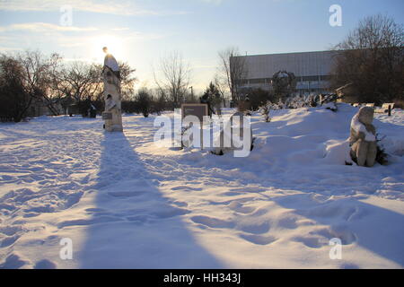 Mosca, Russia. Il 7 gennaio, 2017. Vista del parco Museon a Mosca, Russia, 7 gennaio 2017. L'inverno siberiano trasforma il Natale ortodosso nella città più grande d Europa in più freddo della vigilia di Natale negli ultimi 125 anni. Metereologo misurato meno 29,8 gradi Celsius nel centro di Mosca, al di fuori della città la temperatura scendeva a meno di 32,7 gradi Celsius. Foto: Thomas Körbel/dpa/Alamy Live News Foto Stock