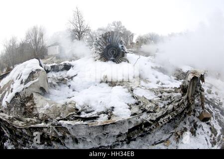 Bishkek, Kirghizistan. 16 gennaio, 2017. Foto scattata a gennaio 16, 2017 mostra relitti di si è schiantato Turkish Airlines cargo aereo vicino a Bishkek di Manas international airport, in Kirghizistan. La Turkish Airlines cargo aereo si schianta vicino Manas aeroporto internazionale di Kirghizistan il lunedì, uccidendo almeno 32 persone, secondo il paese del ministero di emergenza. Credito: Roman Gainanov/Xinhua/Alamy Live News Foto Stock