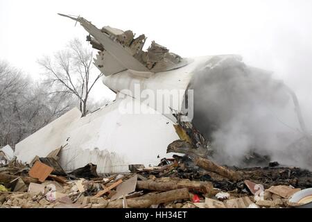 Bishkek, Kirghizistan. 16 gennaio, 2017. Foto scattata a gennaio 16, 2017 mostra relitti di si è schiantato Turkish Airlines cargo aereo vicino a Bishkek di Manas international airport, in Kirghizistan. La Turkish Airlines cargo aereo si schianta vicino Manas aeroporto internazionale di Kirghizistan il lunedì, uccidendo almeno 32 persone, secondo il paese del ministero di emergenza. Credito: Roman Gainanov/Xinhua/Alamy Live News Foto Stock