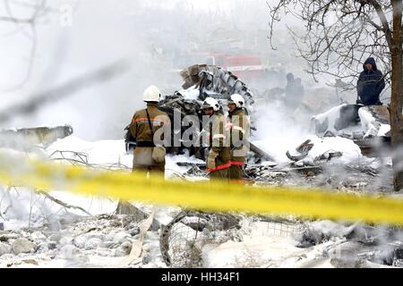 Bishkek, Kirghizistan. 16 gennaio, 2017. Vigili del fuoco lavoro presso il sito del crash della Turkish Airlines cargo aereo vicino a Bishkek di Manas international airport, in Kirghizistan, il 16 gennaio 2017. La Turkish Airlines cargo aereo si schianta vicino Manas aeroporto internazionale di Kirghizistan il lunedì, uccidendo almeno 32 persone, secondo il paese del ministero di emergenza. Credito: Roman Gainanov/Xinhua/Alamy Live News Foto Stock