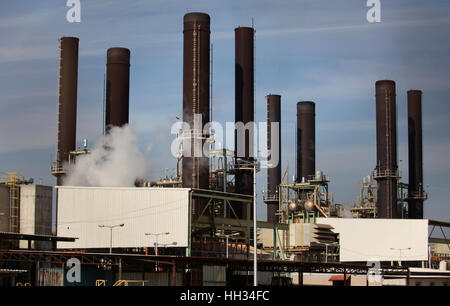 Nuseirat, Striscia di Gaza, Territori palestinesi. 16 gennaio, 2017. Una vista mostra Gaza power plant in Nuseirat nella zona centrale della striscia di Gaza il 16 gennaio 2017 Credit: Ashraf Amra/immagini APA/ZUMA filo/Alamy Live News Foto Stock