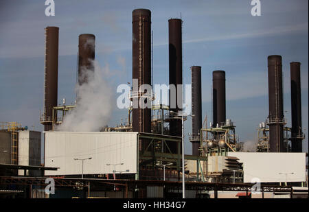 Nuseirat, Striscia di Gaza, Territori palestinesi. 16 gennaio, 2017. Una vista mostra Gaza power plant in Nuseirat nella zona centrale della striscia di Gaza il 16 gennaio 2017 Credit: Ashraf Amra/immagini APA/ZUMA filo/Alamy Live News Foto Stock