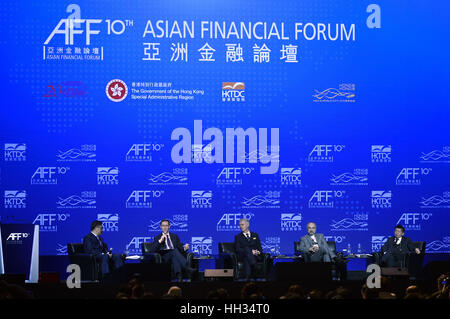 Hong Kong, Cina. 16 gennaio, 2017. Gli ospiti frequentano il decimo Asian Forum finanziario di Hong Kong, Cina del sud, gen. 16, 2017. Il forum, con il tema del 'Asia: Guida di cambiamento, innovazione e connettività", ha dato dei calci a fuori il lunedì. Credito: Wang Shen/Xinhua/Alamy Live News Foto Stock