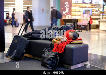 Lisbona, Portogallo. 9 Gen, 2017. Un passeggero è in stato di stop durante una sosta a Lisbona Humberto Delgado aeroporto, 9 gennaio 2017, Lisbona, Portogallo. Foto: Thierry Monasse/dpa/Alamy Live News Foto Stock