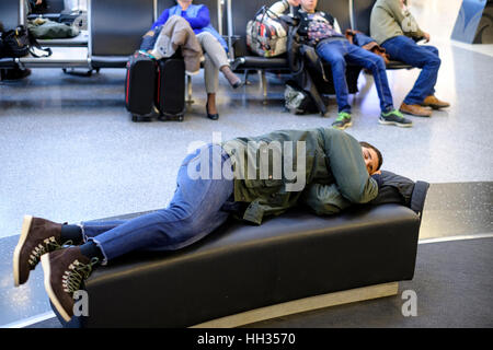 Lisbona, Portogallo. 9 Gen, 2017. Un passeggero è in stato di stop durante una sosta a Lisbona Humberto Delgado aeroporto, 9 gennaio 2017, Lisbona, Portogallo. Foto: Thierry Monasse/dpa/Alamy Live News Foto Stock