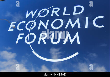 Davos. 16 gennaio, 2017. Foto scattata a gennaio 16, 2017 mostra il logo del Forum Economico Mondiale (WEF) di Davos, in Svizzera. Credito: Xu Jinquan/Xinhua/Alamy Live News Foto Stock