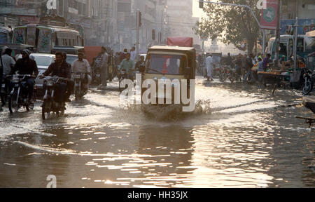 Di Karachi, Pakistan. Ristagno di acqua di fognatura creando problemi per pendolari e mostra la negligenza delle autorità interessate, nelle vicinanze Percorso 17 fermata bus in Saddar città di Karachi il lunedì, 16 gennaio 2017. Credito: Asianet-Pakistan/Alamy Live News Foto Stock