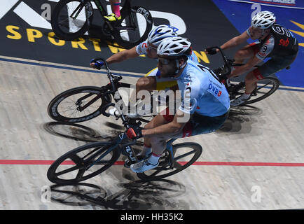 Bremen, Germania. Xii gen, 2017. Il tedesco ciclista professionista Christian Grasmann (anteriore) e del suo partner belga Kenny De Ketele in azione durante la 53a sei giorni di Brema via cyling gara presso l'Arena dell OVB in Bremen, Germania, 12 gennaio 2017. Foto: Carmen Jaspersen/dpa/Alamy Live News Foto Stock