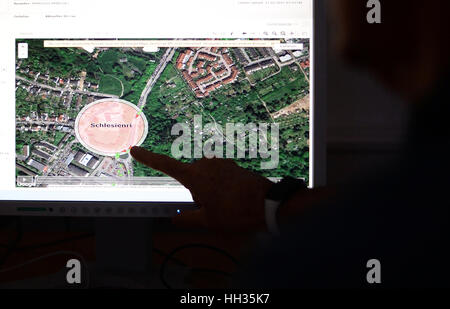 Bad Vilbel, Germania. Xi gen, 2017. Un dipendente del reparto IT dell'Hessian dipartimento di giustizia mostra un esempio di ciò che potrebbe apparire come se il reo indossando un sistema elettronico di monitoraggio della caviglia è entrato in una zona proibita in Bad Vilbel, Germania, 11 gennaio 2017. Non appena viene attivato un allarme, la zona cerchiata appare sul display. I trasgressori sono controllate dall'unita di controllo elettronica centro di stati (GUL) in Bad Vilbel. Foto: Susann Prautsch/dpa/Alamy Live News Foto Stock