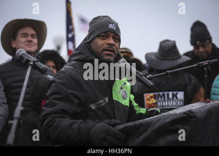 Denver, Colorado, Stati Uniti d'America. 16 gennaio, 2017. MICHAEL HANCOCK, Sindaco di Denver, parla al 2017 il dott. Martin Luther King Marade a Denver in Colorado. Il caso presentato a marzo e corteo in cui i funzionari della città, i politici e i membri della comunità si sono riuniti per celebrare il lascito del dottor Martin Luther King e di esprimere la loro opinione su questioni sociali. Credito: Eliott Foust/ZUMA filo/Alamy Live News Foto Stock