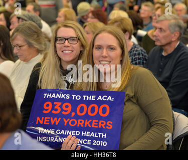 New York, Stati Uniti d'America. 15 gennaio, 2017. Due sorella tenere premuto segno "Grazie all'ACA 939 mila newyorkesi hanno guadagnato l'assicurazione sanitaria dal 2010' a 'Il nostro primo cavalletto' Rally contro i repubblicani che abroga la cura conveniente agire, ACA, tenendo milioni di persone fuori di assicurazione sanitaria, rendendo massicci tagli a Medicaid e defunding Planned Parenthood. Credito: Ann e Parry/Alamy Live News Foto Stock