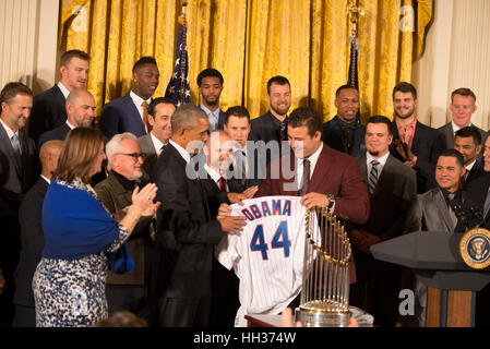 Washington,DC 16 gennaio 2017--il Presidente Barack Obama, in una sua ultima funzioni ufficiali come presidente accoglie favorevolmente il 2016 World Series Champions, il Chicago Cubs, alla Casa Bianca. Il Cubs ha presentato il Presidente con due Cub maglie, un firmato Wrigley Field bandiera e uno scherzo presente. Credito: Patsy Lynch/Alamy Live News Foto Stock