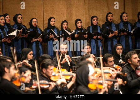 Tehran, Iran. 16 gennaio, 2017. Iranian-Kurdish i musicisti si esibiscono in un concerto durante la trentaduesima Fadjr Festival Internazionale della Musica di Teheran, capitale dell'Iran. Credito: Ahmad Halabisaz/Xinhua/Alamy Live News Foto Stock
