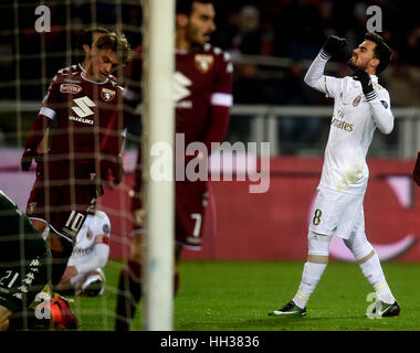 Torino, Italia. 16 gennaio, 2017. AC Milan di Suso (1R) reagisce con Torino durante il 'Serie' una partita di calcio tra Torino e AC Milano a Torino. La partita si è conclusa con un pareggio per 2-2. Credito: Alberto Lingria/Xinhua/Alamy Live News Foto Stock