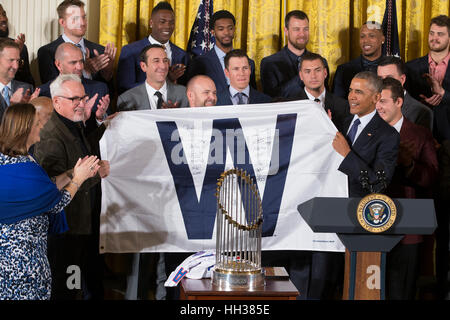 Washington, Stati Uniti d'America. 16 gennaio, 2017. Il Presidente Usa Barack Obama (R) contiene fino un banner accanto a Chicago Cubs co-titolare Laura Ricketts (L), Cubs manager Joe Maddon (2-L) e i membri del team nel corso di un evento organizzato per dare il benvenuto ai Chicago Cubs alla Casa Bianca per celebrare la loro 2016 World Series la vittoria. Credito: Michael Reynolds/Piscina via CNP /MediaPunch Foto Stock