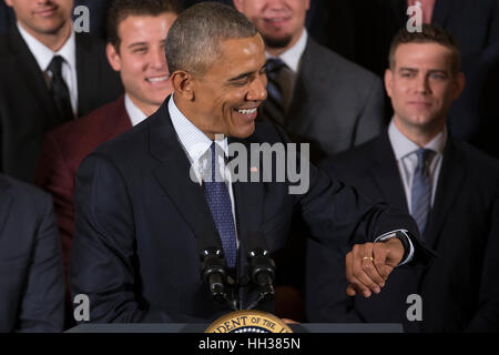 Washington, Stati Uniti d'America. 16 gennaio, 2017. Il Presidente Usa Barack Obama (C) Guarda il suo orologio e offrendo al contempo commento in un evento tenutosi ad accogliere il Chicago Cubs alla Casa Bianca per celebrare la loro 2016 World Series la vittoria. Credito: Michael Reynolds/Piscina via CNP /MediaPunch Foto Stock