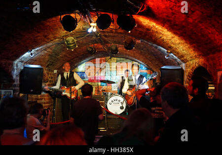 Liverpool, Regno Unito. 16 gennaio, 2017. Un Beatles tribute band suona nel Cavern Club di Liverpool come ha festeggiato il suo sessantesimo anniversario. Il club su Mathew Street prima aprì le sue porte il 60 anni fa come un jazz club. In seguito è stato reso famoso dai Beatles che ha giocato 292 volte ci nei primi anni sessanta. Credito: Pak Hung Chan/Alamy Live News Foto Stock