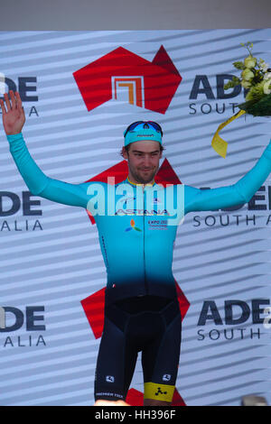 Adelaide, Australia. Il 17 gennaio 2017. Hostworks Stage 1 Unley a Lyndoch, Santos Tour Down Under. La maggior parte pilota aggressivo durante lo stadio 1 è stato Laurens De Vreese ad Astana. Credito: Peter Mundy/Alamy Live News Foto Stock