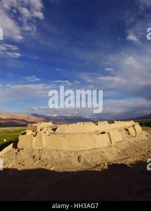 Kashgar, Kashgar, Cina. Xvii gen, 2017. Kashgar, CINA-gennaio 17 2017: (solo uso editoriale. Cina OUT) .Il 'Stone Città" è un famose rovine dell antica città sulla via della seta nel nord-ovest della Cina di Xinjiang Uygur Regione autonoma, 2017. La città di pietra, situato in Taxkorgan a Kashgar, è un anno 2000 fortezza vecchia.La storia della città di pietra si estende indietro 2000 anni fa all'inizio della dinastia Han (206 BC-220 AD). A quel tempo la città di pietra era la nuova capitale del Puli regno che era uno dei 36 regni nella regione occidentale. Credito: SIPA Asia/ZUMA filo/Alamy Live News Foto Stock