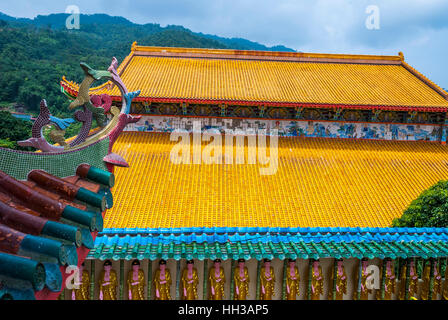 Chiusura del tetto giallo al Tempio di Kek Lok Si, George Town, Malaysia Foto Stock