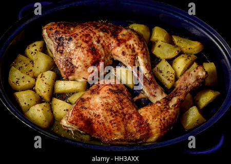 Arrosto di coscia di pollo con patate. Foto Stock